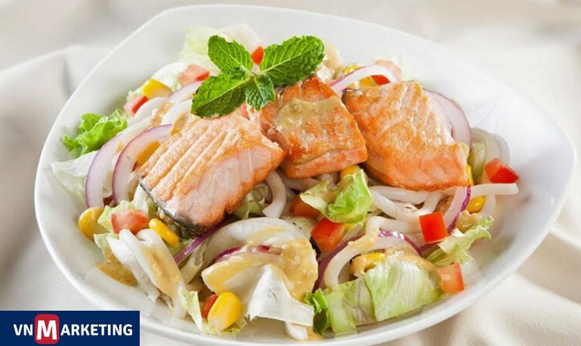 Menu tất niên số 2 với món khai vị salad cá hồi bổ dưỡng