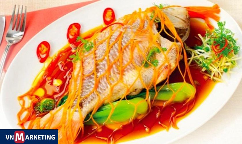 Tâm điểm chú ý của menu tất niên số 6 là món cá hồng hấp xì dầu